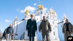 2023年2月20日，拜登总统未事先宣布而突然造访基辅。照片显示拜登总统同乌克兰总统泽连斯基站在基辅市中心的圣米迦勒金顶修道院前。