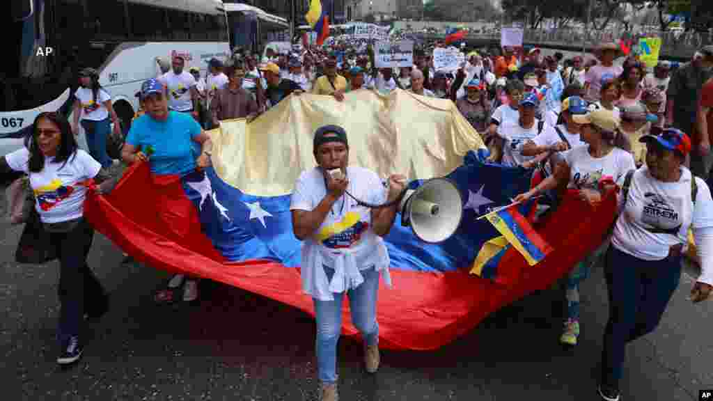 Venezuela: Trabajadores sindicales marchan en el Día Internacional de los Trabajadores en Caracas.