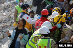 مادرم زنده است! فریاد شادمانی مردی که مادرش پس از ۱۷۷ ساعت از زیر آوار بیرون کشیده شد. استان ختای ترکیه، ۲۳ بهمن