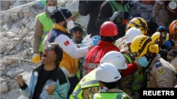 «Слава Аллаху! Моя мать жива!» Команды спасателей продолжают откапывать выживших из-под завалов
