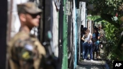  Militares salvadoreños patrullan el barrio de La Campanera en Soyapango, El Salvador, el 27 de enero de 2023. 