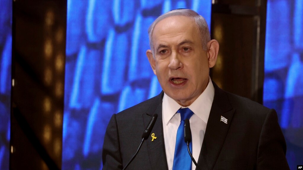El primer ministro israelí, Benjamin Netanyahu, se dirige a una ceremonia en conmemoración del Día de los Caídos en las Guerras de Israel y de las Víctimas de los Ataques en el Cementerio Militar del Monte Herzl en Jerusalén, el lunes 13 de mayo de 2024. 