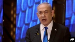 El primer ministro israelí, Benjamin Netanyahu, se dirige a una ceremonia en conmemoración del Día de los Caídos en las Guerras de Israel y de las Víctimas de los Ataques en el Cementerio Militar del Monte Herzl en Jerusalén, el lunes 13 de mayo de 2024. 