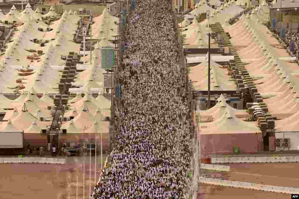 Muslim pilgrims arrive to perform the symbolic &#39;stoning of the devil&#39; ritual as part of the hajj pilgrimage in Mina, near Saudi Arabia&#39;s holy city of Mecca.