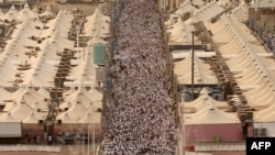 Muslim pilgrims arrive to perform the symbolic &#39;stoning of the devil&#39; ritual as part of the hajj pilgrimage in Mina, near Saudi Arabia&#39;s holy city of Mecca.