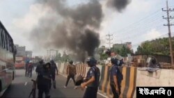 গাজীপুরে মহাসড়ক অবরোধ করে শ্রমিকদের বিক্ষোভ, পুলিশের টিয়ারশেল নিক্ষেপ।