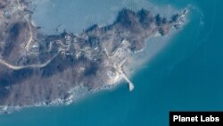 동창리 서해 위성발사장 인근 해안가를 촬영한 18일 자 위성사진. 아래 부분에 바다 쪽으로 튀어나온 선박 접안시설 추정 구조물이 보인다. 사진=Planet Labs