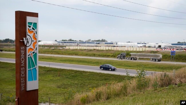 FILE - A Microsoft data center on Sept. 5, 2023, in West Des Moines, Iowa. Artificial intelligence systems like ChatGPT could soon run out of what keeps making them smarter. (AP Photo/Charlie Neibergall, File)