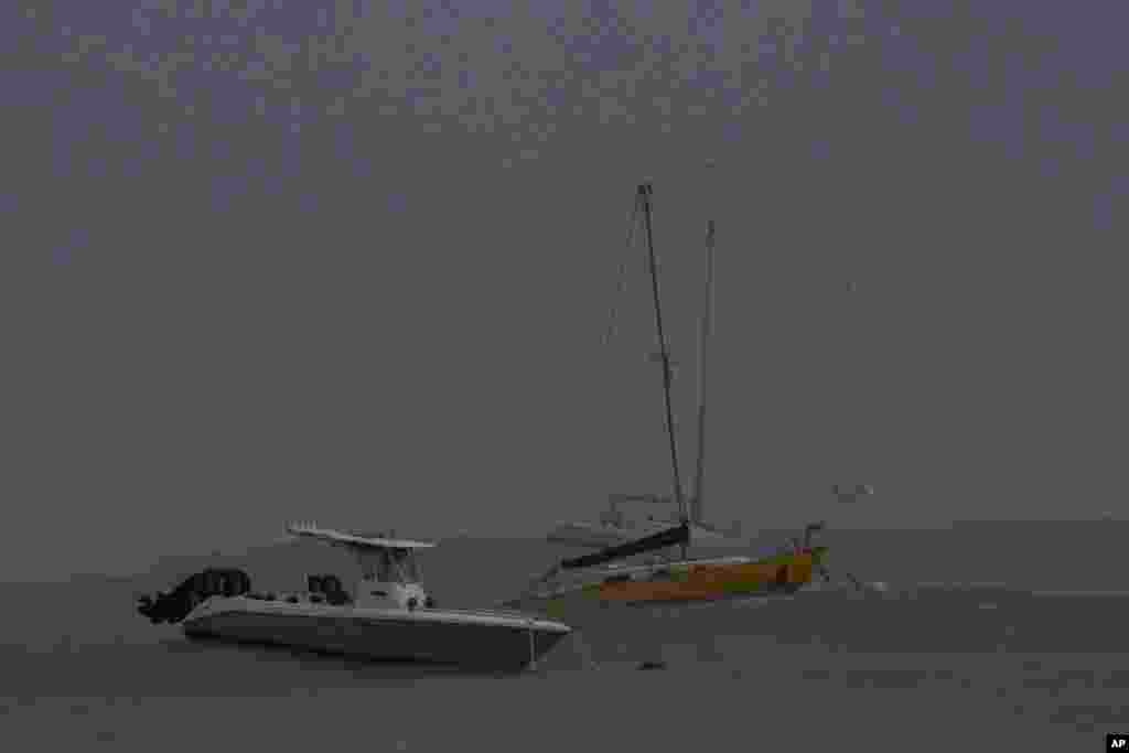 En la bahía Carlisle, en Bridgetown, Barbados, los botes fueron amarrados durante el paso del huracán, que trajo un fuerte oleaje.&nbsp;