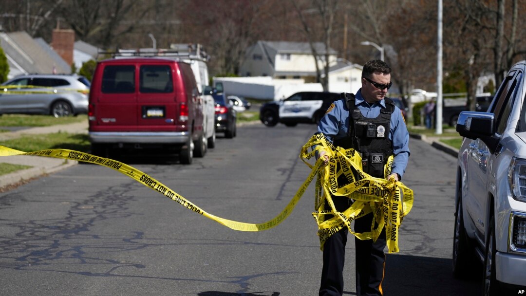 Un oficial de policía retira la cinta de la escena del crimen después de que se informara de un tiroteo en Levittown, Pensilvania, el sábado 16 de marzo de 2024.