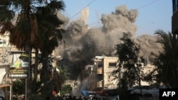 3일 이스라엘 군의 공습으로 가자지구 중부 부레이즈 난민촌에 연기가 피어오르고 있다.