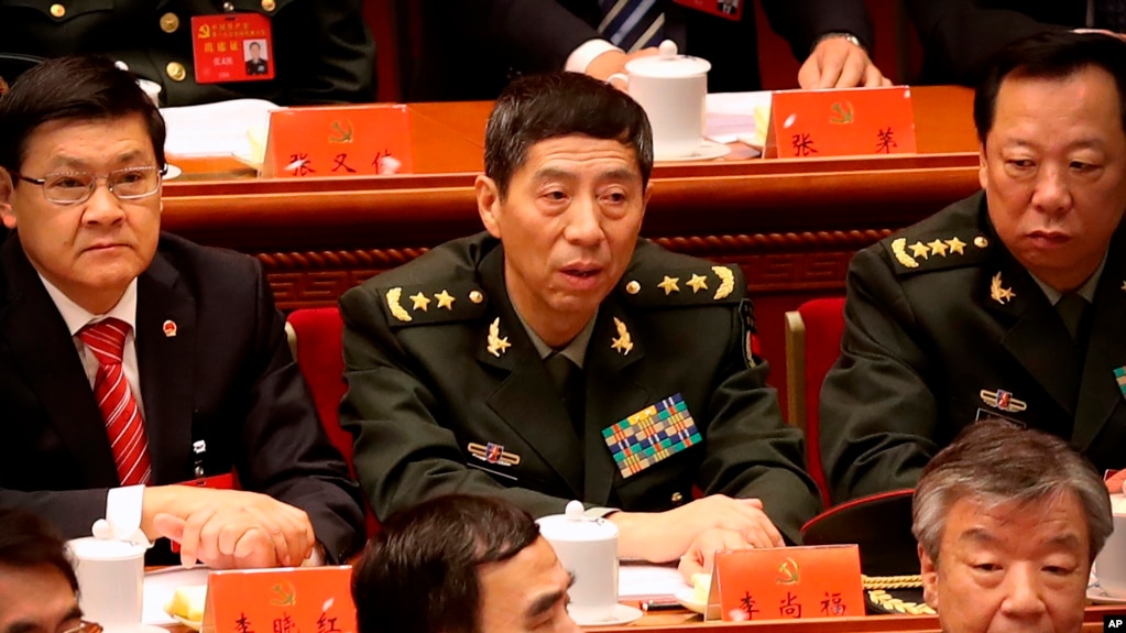 资料照片 -中国新任国防部长李尚福（中）。2017年10月18日，时任中央军委装备发展部部长时出席中共19大开幕式。（美联社照片）(photo:VOA)