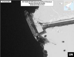 유엔 대북제재위원회 전문가패널은 20일 발표한 연례보고서에서 지난해 1월 북한 유조선 금운산호가 해상 불법환적으로 확보한 정유를 남포항에서 하역하는 정황을 촬영한 사진을 공개했다.