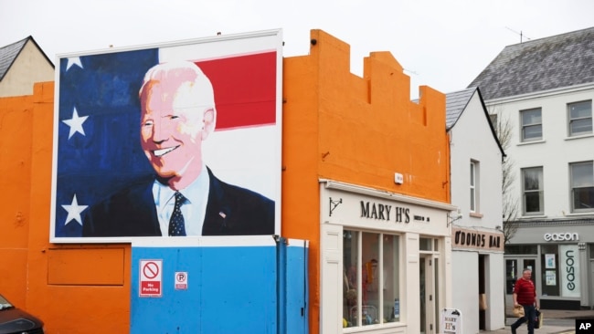 Un mural del presidente Joe Biden adorna el costado de una tienda en Ballina, Irlanda, el 4 de abril de 2023. Biden visitará la ciudad la próxima semana, como parte de un viaje a Irlanda e Irlanda del Norte.