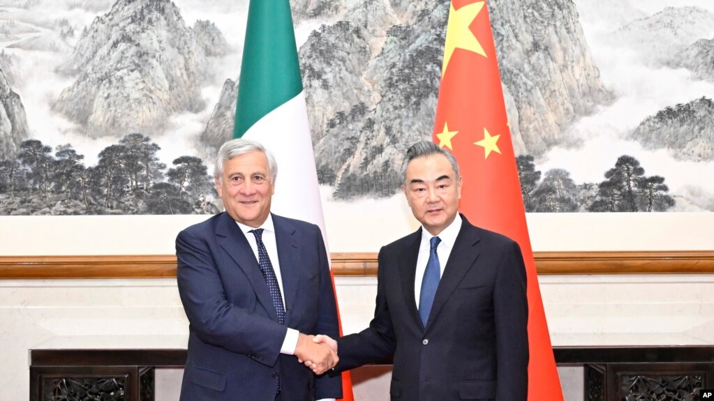 资料照片：2023年9月4日，中共政治局委员兼中国外长王毅在北京会晤意大利副总理兼外长塔尼亚。(美联社)(photo:VOA)