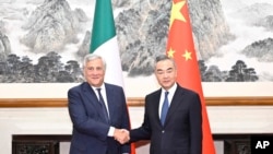 资料照片：2023年9月4日，中共政治局委员兼中国外长王毅在北京会晤意大利副总理兼外长塔尼亚。(美联社)