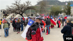 Activistas de la derecha chilena no reconocen que ocurrió un golpe de Estado en Chile y sostienen que fue una acción militar necesaria liderada por el general Augusto Pinochet en 1973. Por estos días salieron a las calles para ratificar su posición.