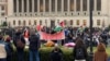 (FILE) Protesters gather on Columbia University's west lawn following the arrest of student protesters earlier April 18, 2024. (Claire Schnatterbeck/VOA)