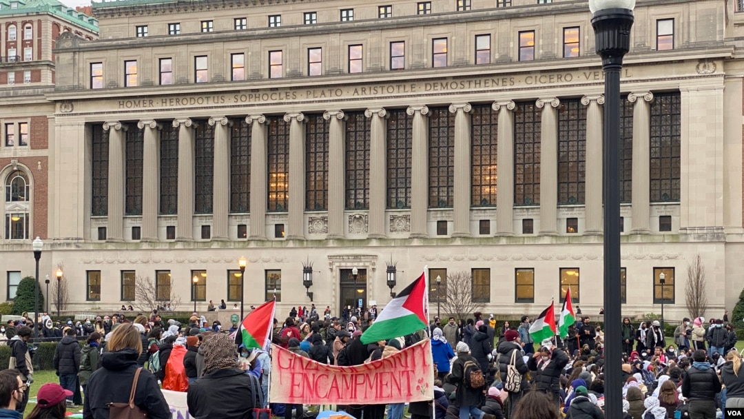 Protesters gather on Columbia University's west lawn following the arrest of student protesters earlier April 18, 2024. (Claire Schnatterbeck/VOA)