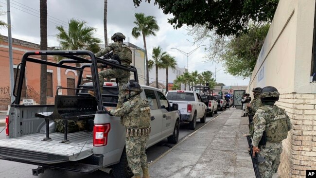 Soldados del ejército mexicano preparan una misión de búsqueda para cuatro ciudadanos estadounidenses secuestrados por hombres armados en Matamoros, México, el lunes 6 de marzo de 2023.