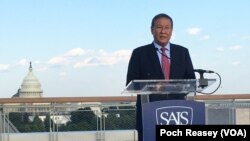 ឯកអគ្គរាជទូតកម្ពុជាប្រចាំស.រ.អ លោក កែវ ឈា ថ្លែង​ទៅកាន់​អ្នកចូលរួម​កម្មវិធី US-ASEAN Institutes for Rising Leaders នៅសាលាសិក្សាជាន់ខ្ពស់អំពី​អន្តរជាតិ SAIS នៃសាកលវិទ្យាល័យ John Hopkins ក្នុងរដ្ឋធានីវ៉ាស៊ីនតោន នៅថ្ងៃទី៨ ខែសីហា ឆ្នាំ២០២៣។ (ប៉ូច រាសី/វីអូអេ)