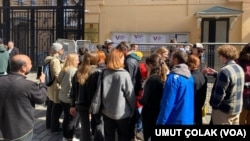 Dünyanın birçok kentindeki Rus temsilciliklerin önünde öğle saatlerinde uzun kuyruklar oluştu
