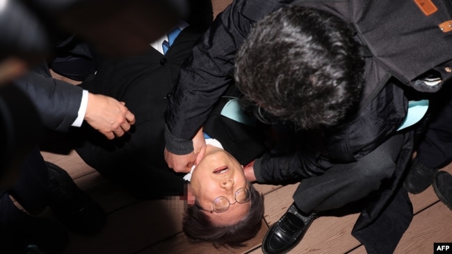Güney Koreli muhalif lider Lee, boynundan bıçaklandıktan sonra yere yığıldı ve hastaneye kaldırıldı.