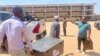 Funcionários dos órgãos eleitorais mudam o local de contagem de votos por alegada falta de segurança, no ginásio da escola secundária de Nampula. 13 outubro, 2023