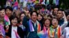 Wakil Presiden Taiwan Lai Ching-te, yang juga capres untuk pilpres Taiwan 2024, berfoto bersama para peserta pawai Pride untuk kesetaraan LGBTQ+ di Taipei, Taiwan, Sabtu, 28 Oktober 2023. (Foto: Ann Wang/Reuters)