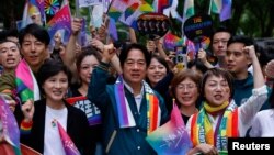 Wakil Presiden Taiwan Lai Ching-te, yang juga capres untuk pilpres Taiwan 2024, berfoto bersama para peserta pawai Pride untuk kesetaraan LGBTQ+ di Taipei, Taiwan, Sabtu, 28 Oktober 2023. (Foto: Ann Wang/Reuters)