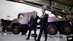 Menlu AS Antony Blinken, kiri, dan Menteri Pertahanan Prancis Sebastien Lecornu mengunjungi markas besar pabrik senjata "Nexter Systems" di Versailles, dekat Paris, Prancis, 2 April 2024.