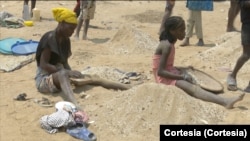 Famílias desenterram arroz de aterro sanitário em Benguela, Angola