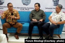 Pakar Hukum Internasional Profesor Hikmahanto Juwana (kiri), Ketua Forum Sinologi (FSI) Johanes Herlijanto (tengah) dan Sekretaris FSI Muhammad Farid (kanan) dalam diskusi tentang peta baru China di Jakarta, 28 September 2023. (Foto: Forum Sinologi)