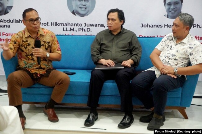 Pakar Hukum Internasional Profesor Hikmahanto Juwana (kiri), Ketua Forum Sinologi (FSI) Johanes Herlijanto (tengah) dan Sekretaris FSI Muhammad Farid (kanan) dalam diskusi tentang peta baru China di Jakarta, 28 September 2023. (Foto: Forum Sinologi)