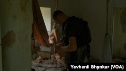 Ukrajinski vojnik traži zaklon u ratnoj zoni u Storoževu, Ukrajini, 23. juna 2023.