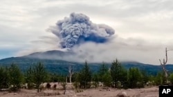 Nesta fotografia tirada de um vídeo da AP, fornecido pelo Instituto de Vulcanologia e Sismologia do Ramo do Extremo Oriente da Academia Russa de Ciências, a 18 de agosto de 2024, vê-se a erupção do vulcão Shiveluch na península russa de Kamchatka.