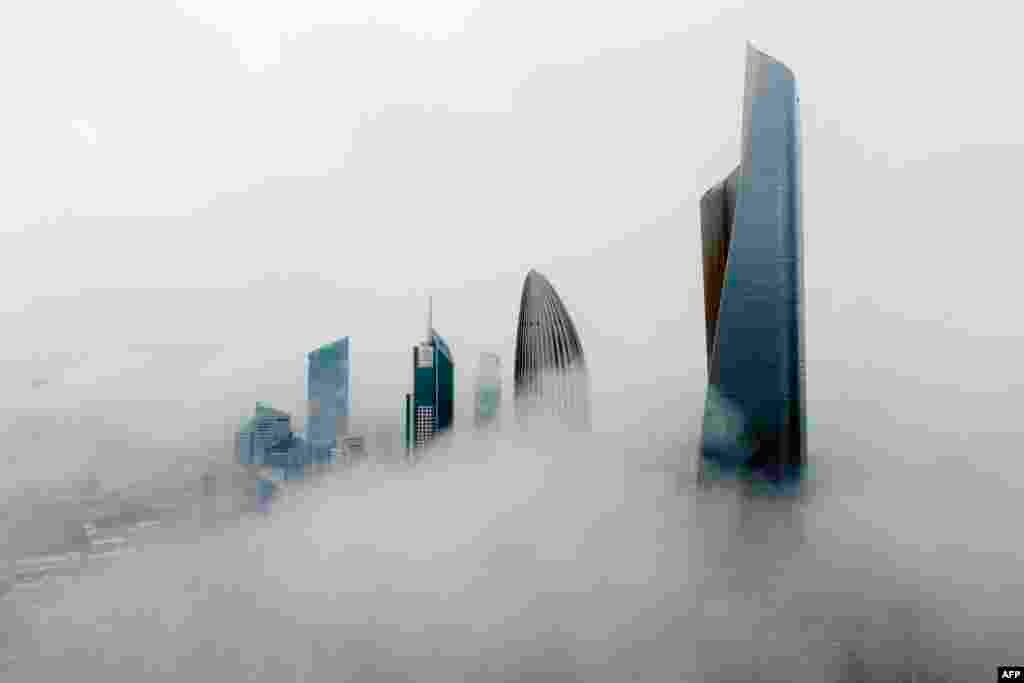 Foto udara ini memperlihatkan gedung-gedung tinggi di pagi hari yang berkabut di Kota Kuwait.