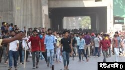 ঢাকার মিরপুরে মজুরি বৃদ্ধির দাবিতে পোশাক শ্রমিকদের বিক্ষোভ, সংঘর্ষ।