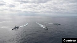 미 해군 배리함과 한국 해군 세종함, 일본 해상자위대 아타고함이 한반도 동해(일본해)에서 합동 훈련하고 있다. 일본 방위성이 지난 2월 공개한 장면. (자료사진)