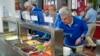 资料照片：国际奥委会主席托马斯·巴赫(Thomas Bach)在法国巴黎访问奥运村时品尝沙拉吧的食物。(2024年7月22日)
