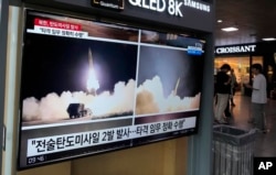 Layar TV menampilkan gambar peluncuran rudal Korea Utara saat program berita di Stasiun Kereta Api Seoul di Seoul, Korea Selatan, Kamis, 31 Agustus 2023. (Foto: AP)