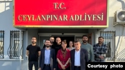 Şandeyeke DEM Partîyê li ber Dadgeha Serêkanî (Ceylanpınar) ya Rihayê, serlêdana AKP’ê dişopînin, ku dijî qezenckirina DEMê ya şaredarîyê daxwaza pêdaçûnê dike, 2 Nîsan, 2024.