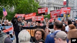 도널드 트럼프 전 미국 대통령을 반대하는 시위대가 30일 뉴욕 맨해튼 형사법원 앞에서 트럼프 전 대통령 유죄 평결 소식에 반응 하고 있다.