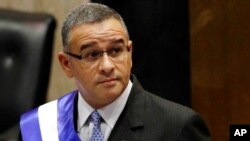 ARCHIVO - El presidente de El Salvador, Mauricio Funes, de pie en la Asamblea Nacional antes de hablar para conmemorar su tercer año en el cargo, en San Salvador, El Salvador, en junio de 2012.