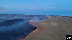 Kebakaran yang dikenal dengan sebutal Corral Fire tampak melahap wilayah dekat Tracy, California, pada 2 Juni 2024. (Foto: California Department of Forestry and Fire Protection via AP)