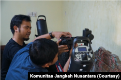 Ilham Nurwansyah tim pusat WILMA mengarahkan pemanfaatan peralatan dalam proses digitalisasi. (Foto: Courtesy/Komunitas Jangkah Nusantara)