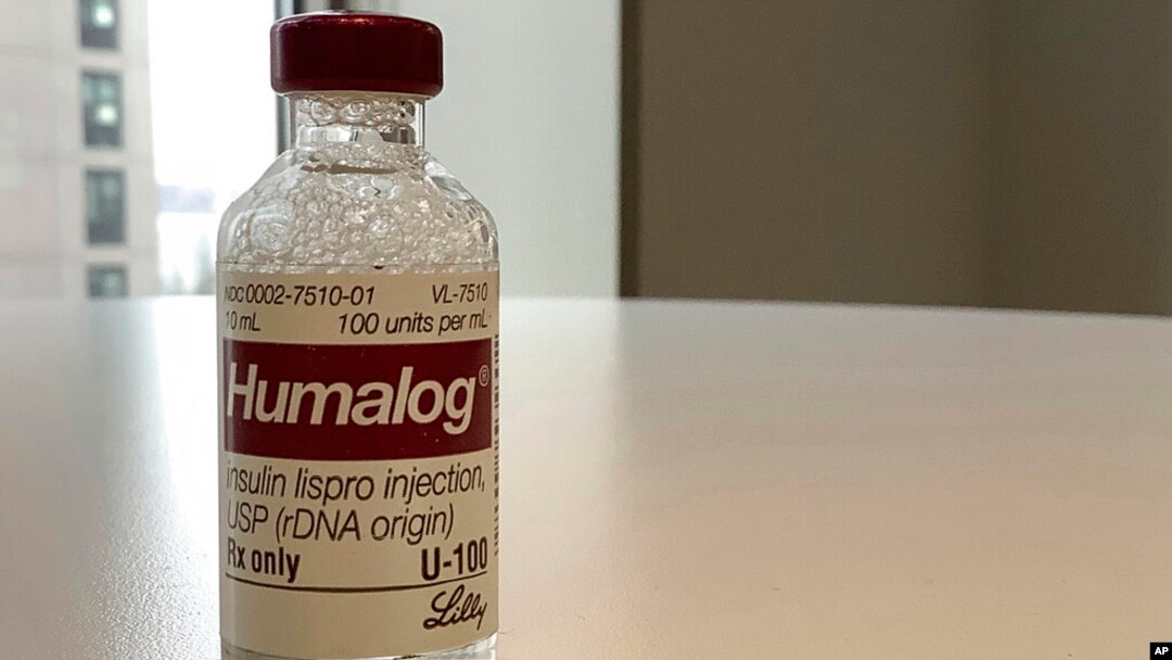 Botol berisi insulin merek Humalog yang diproduksi oleh Eli Lilly terlihat dalam foto yang diambil di New York, pada 1 Maret 2023. (Foto: AP/Pablo Salinas)