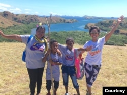 Nila Tanzil (Paling Kanan), bersama dua anak dari Taman Bacaan Pelangi di Raja Ampat, Papua, bersama seorang guru mereka, di Taman Nasional Komodo (Dokumentasi Pribadi)