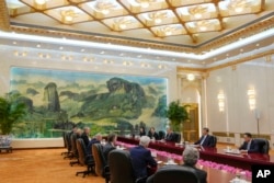 中国领导人习近平（右二）与美国国会参议院多数党领袖查克·舒默（左四）在北京人大会堂举行双边会议。（2023年10月9日）
