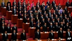 中國領導人習近平與他的六名中共中央政治局常委出席北京人大會堂舉行的全國政協會議開幕式。（2024年3月4日）